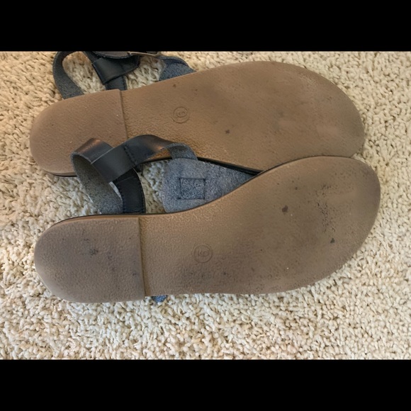 Women’s size 9 sandals - Picture 2 of 3